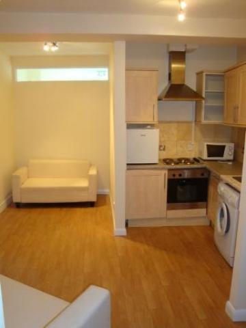 			2 Bedroom, 1 bath, 1 reception Flat			 North End Road, GOLDERS GREEN